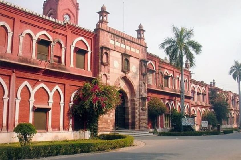 Supreme Court’s Landmark Judgment Overturns 1967 Decision, AMU’s Minority Status Under Review